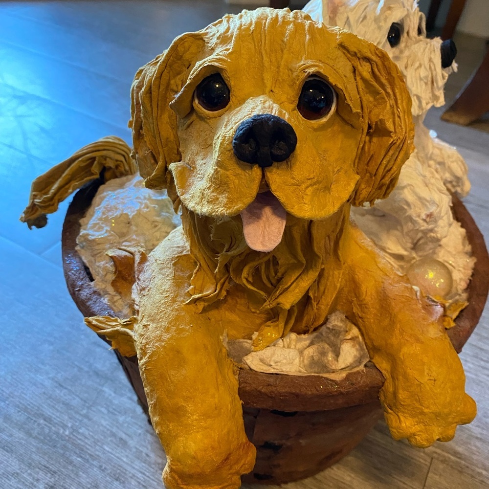 papier-mâché dogs in a papier-mâché basket artist signed. Purchased in a Gallery - Picture 6 of 16